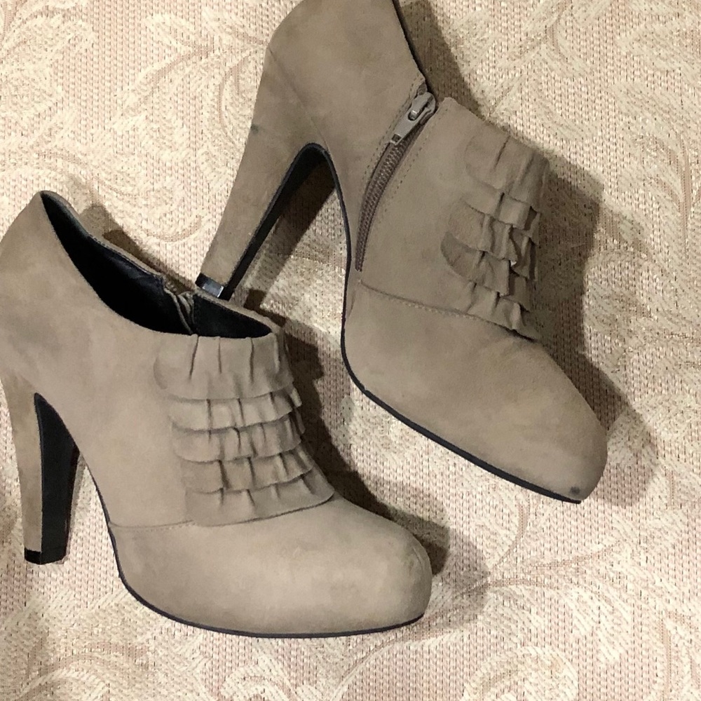 Gianni Bini grey booties